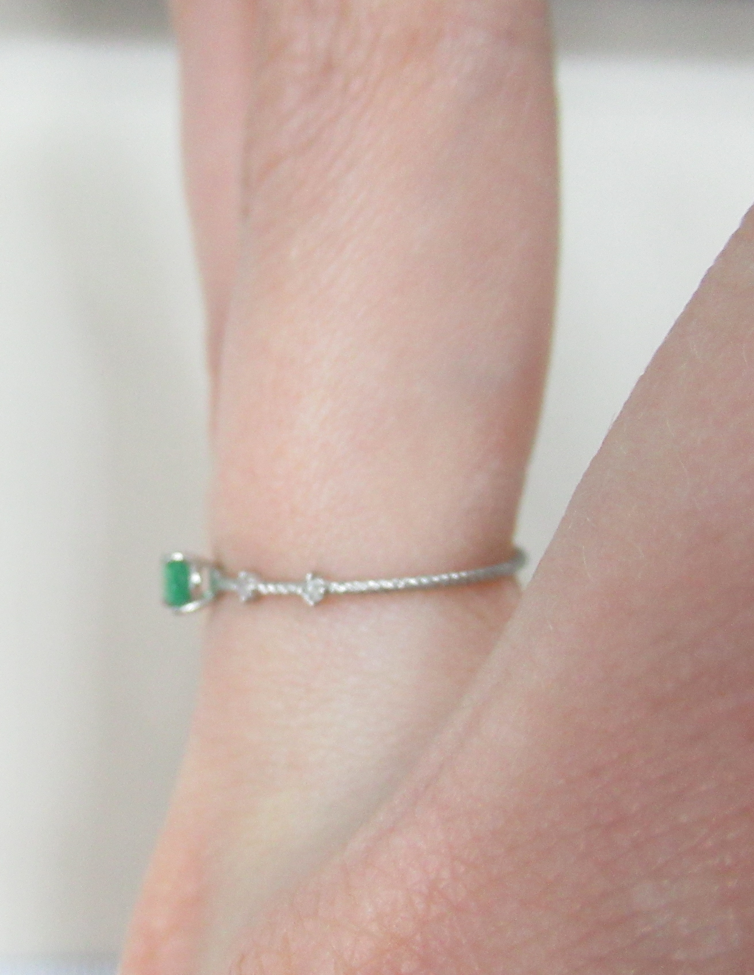 Кольцо из белого золота с изумрудом